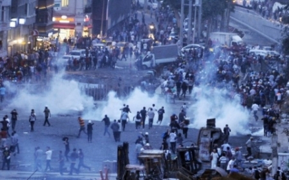 PROTESTE IN TURCIA. Imaginile violente ale noptii in care manifestantii au fost evacuati din parc PROTESTE IN TURCIA. Imaginile violente ale noptii in care manifestantii au fost evacuati din parc