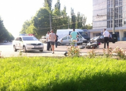 S-a trezit pe asfalt. Un motociclist din capitala a fost luat pe capota unui taxi. FOTO