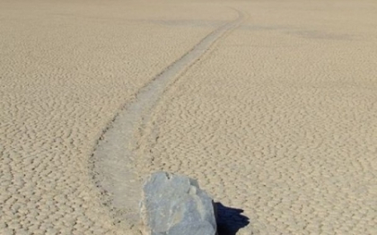 FOTO. Misterul pietrelor care se deplaseaza singure prin desert. Care este explicatia fenomenului