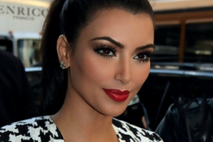 "Se imbraca exact ca mine si e absolut adorabila!" Cum arata Kim Kardashian de Romania - FOTO "Se imbraca exact ca mine si e absolut adorabila!" Cum arata Kim Kardashian de Romania - FOTO