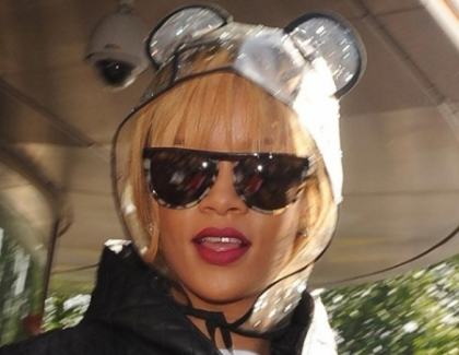 Nu vei crede cat costa! Ce accesoriu haios poarta Rihanna pe post de umbrela - FOTO Nu vei crede cat costa! Ce accesoriu haios poarta Rihanna pe post de umbrela - FOTO
