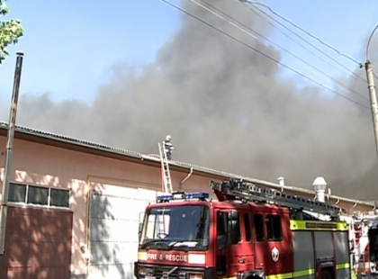 Incendiu de proportii in capitala. O fabrica ce producea sicrie, cuprinsa de flacari Incendiu de proportii in capitala. O fabrica ce producea sicrie, cuprinsa de flacari