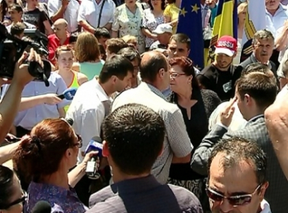 Raport cu proteste si huiduieli! Un grup de oameni cere demisia lui Dorin Chirtoaca Raport cu proteste si huiduieli! Un grup de oameni cere demisia lui Dorin Chirtoaca