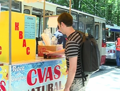 Se vinde cvas, ilegal, chiar in centrul capitalei. Comerciantii au disparut cand i-au vazut pe inspectori