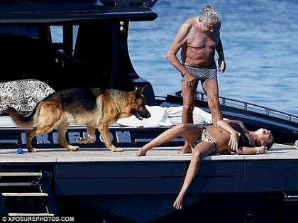 Scarbos sau afectuos? Roberto Cavalli, spalat in zonele intime de o bruneta frumoasa - FOTO Scarbos sau afectuos? Roberto Cavalli, spalat in zonele intime de o bruneta frumoasa - FOTO