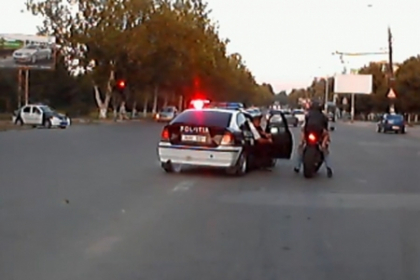 Momentul in care un motociclist FUGE chiar de sub nasul politistilor! A urmat o urmarire ca in filme Momentul in care un motociclist FUGE chiar de sub nasul politistilor! A urmat o urmarire ca in filme