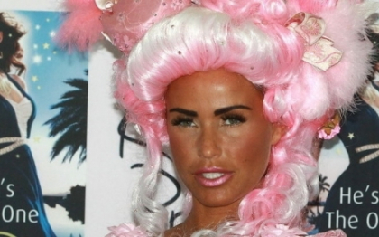 Katie Price si-a speriat fanii veniti sa ii cumpere cartea. Ce s-a intamplat cu ea de arata asa Katie Price si-a speriat fanii veniti sa ii cumpere cartea. Ce s-a intamplat cu ea de arata asa