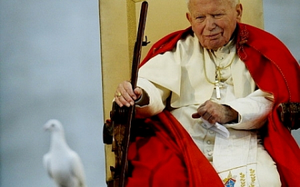 Vaticanul urmeaza sa anunte un "miracol care va uimi lumea", atribuit Papei Ioan Paul al II-lea