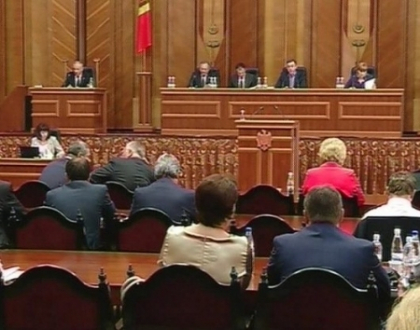 Vor capul lui Marinuta. Liberalii si comunistii au cerut demisia ministrului Apararii