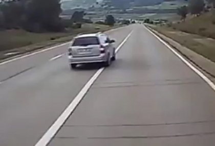 Scene incredibile pe o sosea din Moldova! Un camion se RASTOARNA din cauza unei gropi Scene incredibile pe o sosea din Moldova! Un camion se RASTOARNA din cauza unei gropi