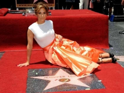 Jennifer Lopez, cu ochii in lacrimi. Vedeta a fost recompensata cu o stea pe Walk of Fame - FOTO