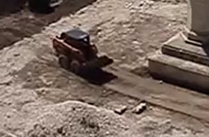 Reparatii cum numai in Moldova poti vedea! Uite ce drum face acest tractor pentru a cara nisipul Reparatii cum numai in Moldova poti vedea! Uite ce drum face acest tractor pentru a cara nisipul