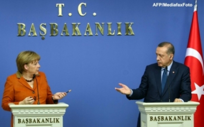 Berlinul l-a convocat pe ambasadorul turc din cauza criticilor la adresa cancelarului Angela Merkel Berlinul l-a convocat pe ambasadorul turc din cauza criticilor la adresa cancelarului Angela Merkel