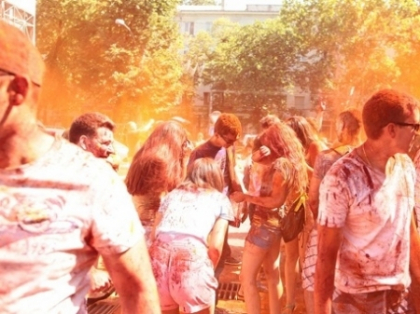 Distractie nebuna! Zeci de tineri s-au "murdarit" cu vopsea colorata "“ FOTO