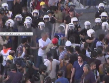 Protestatarii turci nu cedeaza. Fortele de ordin din Turcia au folosit iarasi tunuri de apa Protestatarii turci nu cedeaza. Fortele de ordin din Turcia au folosit iarasi tunuri de apa