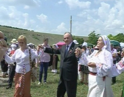 Nicolae Timofti a aratat cat de bine poate dansa la festivalul Duminica Mare, din Floresti Nicolae Timofti a aratat cat de bine poate dansa la festivalul Duminica Mare, din Floresti