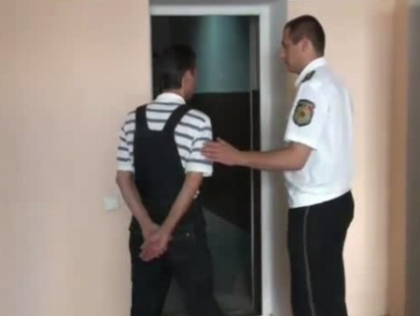 S-a dat drept politist pentru a jefui o casa de amanet, insa a fugit fara nimic. Ce l-a dat de gol S-a dat drept politist pentru a jefui o casa de amanet, insa a fugit fara nimic. Ce l-a dat de gol