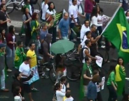 Protestele din Brazilia s-au mutat pe plaja. Cupa Mondiala de fotbal,
prea scumpa