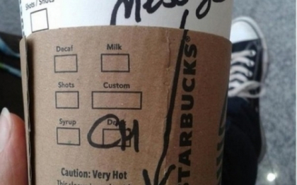 FOTO. Mesajul secret scris de o barmanita pe ceasca de cafea a unui client. "Este un flirt" FOTO. Mesajul secret scris de o barmanita pe ceasca de cafea a unui client. "Este un flirt"