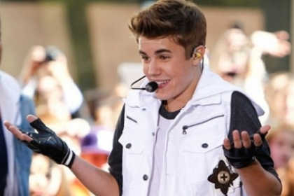 Noua iubita a lui Justin Bieber este casatorita. Crezi ca este mai frumoasa ca Selena Gomez? - FOTO