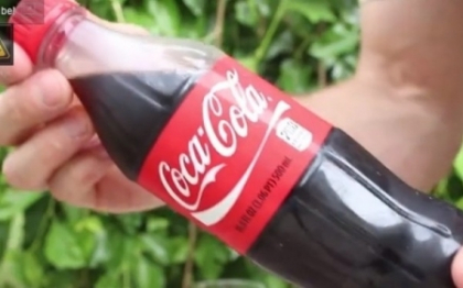 Ce se intampla cand deschizi o sticla de cola dupa 3 ore si 15 minute in care a stat la congelator
Ce se intampla cand deschizi o sticla de cola dupa 3 ore si 15 minute in care a stat la congelator
