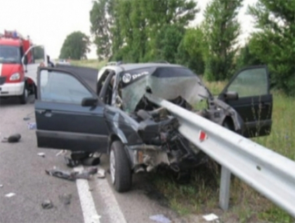 Doi moldoveni au murit intr-un accident terifiant produs in Ucraina. Masina a fost facuta praf Doi moldoveni au murit intr-un accident terifiant produs in Ucraina. Masina a fost facuta praf