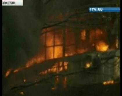 Grav incendiu in Kazahstan. O cisterna cu combustibil s-a rasturnat. Soferul a murit pe loc