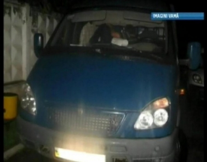 Microbuz, oprit la o vama. Loturi intregi de tigari urmau sa ajunga ilegal in Romania