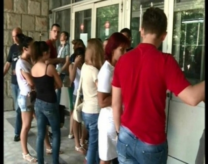 Cozi la centrele de bacalaureat, pentru a depune contestatii. Elevii nu si-au putut vedea lucrarile pe site