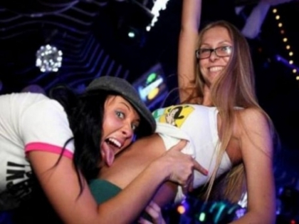 Au CONDIMENTAT distractia! Cum petrec fetele care au BAUT prea mult alcool - FOTO Au CONDIMENTAT distractia! Cum petrec fetele care au BAUT prea mult alcool - FOTO