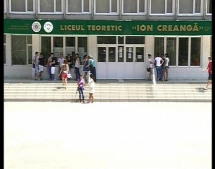 Au indurat ore in sir canicula ca sa-si conteste lucrarile. Unii elevi mai spera la 10 pe linie Au indurat ore in sir canicula ca sa-si conteste lucrarile. Unii elevi mai spera la 10 pe linie