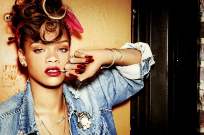 Rihanna si-a socat din nou fanii! Cum s-a distrat cantareata la cafenelele fara cafea - FOTO Rihanna si-a socat din nou fanii! Cum s-a distrat cantareata la cafenelele fara cafea - FOTO