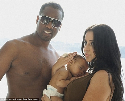 Primele imagini cu Kim, Kanye si micuta North. Pregatiti-va sa...radeti in hohote