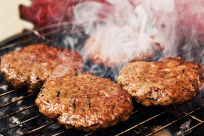 Gratarul de vara nu mai are secrete. Cum sa faci un hamburger perfect