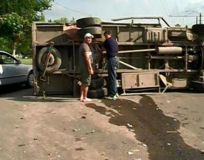 Doua masini s-au rasturnat in mijlocul drumului, in capitala, dupa ce s-au ciocnit