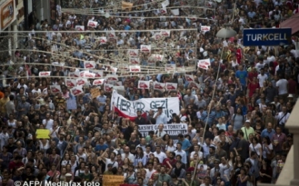 Mii de turci au protestat in strada impotriva guvernului: imagini din Piata Taksim Mii de turci au protestat in strada impotriva guvernului: imagini din Piata Taksim