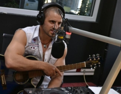 Romanii impresionati de Pavel Stratan! Le-a cantat "Ghita" si "Eu Beu" in rusa - VIDEO Romanii impresionati de Pavel Stratan! Le-a cantat "Ghita" si "Eu Beu" in rusa - VIDEO