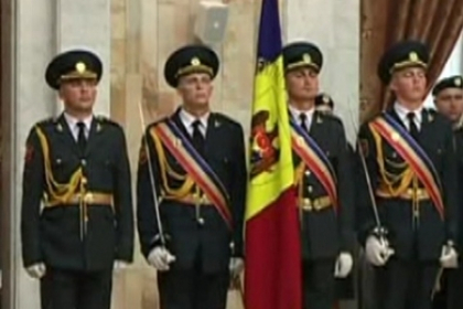Au jurat credinta patriei. Absolventii Academiei Militare au primit gradele de locotenent