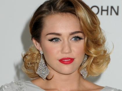 Si-a lasat corpul dezgolit, dar toti se uitau la incaltarile ei. Ce sandale bizare si extrem de scumpe a purtat Miley Cyrus
