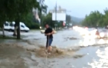 Surfing pe strazile din Chisinau! Ce nebunie a facut un tanar teribilist in timpul ploii de aseara Surfing pe strazile din Chisinau! Ce nebunie a facut un tanar teribilist in timpul ploii de aseara