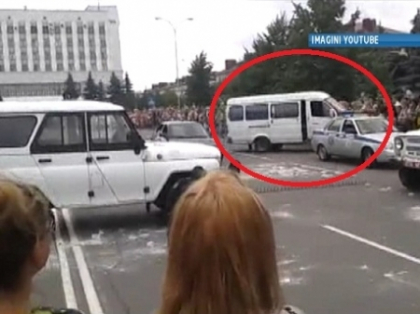 Un microbuz al fortelor speciale a intrat in multime la Belarus in timpul unei demonstratii Un microbuz al fortelor speciale a intrat in multime la Belarus in timpul unei demonstratii