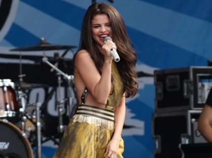 A uitat Selena Gomez sa-si puna lenjeria intima? Cum a aparut la un concert - FOTO A uitat Selena Gomez sa-si puna lenjeria intima? Cum a aparut la un concert - FOTO