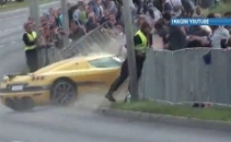 Accident teribil in Polonia. Un automobil a intrat in multime in timpul unui show auto: 17 raniti