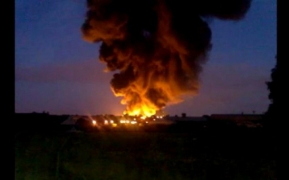 Incendiu devastator in Birmingham: o fabrica de reciclare a luat foc de la un lampion chinezesc Incendiu devastator in Birmingham: o fabrica de reciclare a luat foc de la un lampion chinezesc