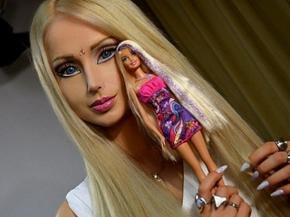 Ea este sora secreta a femeii BARBIE! Este bruneta si are niste forme perfecte - FOTO Ea este sora secreta a femeii BARBIE! Este bruneta si are niste forme perfecte - FOTO