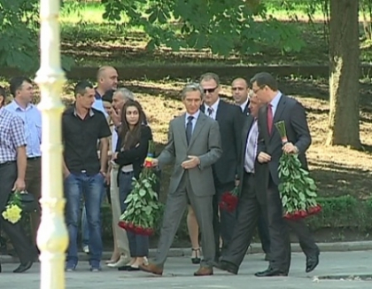 "Daca s-ar trezi Stefan..." Oficialii au depus separat flori la monumentul lui Stefan cel Mare "Daca s-ar trezi Stefan..." Oficialii au depus separat flori la monumentul lui Stefan cel Mare