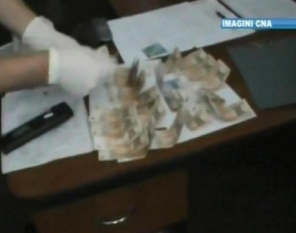 A cerut 4000 de lei ca sa inchida ochii. Politist, retinut pentru luare de mita A cerut 4000 de lei ca sa inchida ochii. Politist, retinut pentru luare de mita