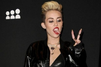 Miley Cyrus s-a facut de ras in fata fanilor. A plesnit bluza pe ea in timpul unui recital - FOTO