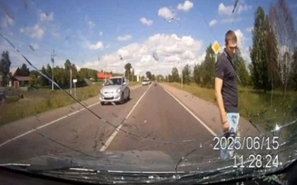 Momente de groaza pentru un sofer din Rusia. Ce i-a aparut brusc in fata masinii