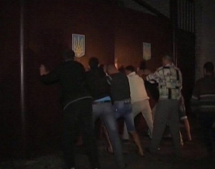 Caz socant intr-un orasel din Ucraina. O femeie a fost violata si batuta cu salbaticie de doi politisti Caz socant intr-un orasel din Ucraina. O femeie a fost violata si batuta cu salbaticie de doi politisti